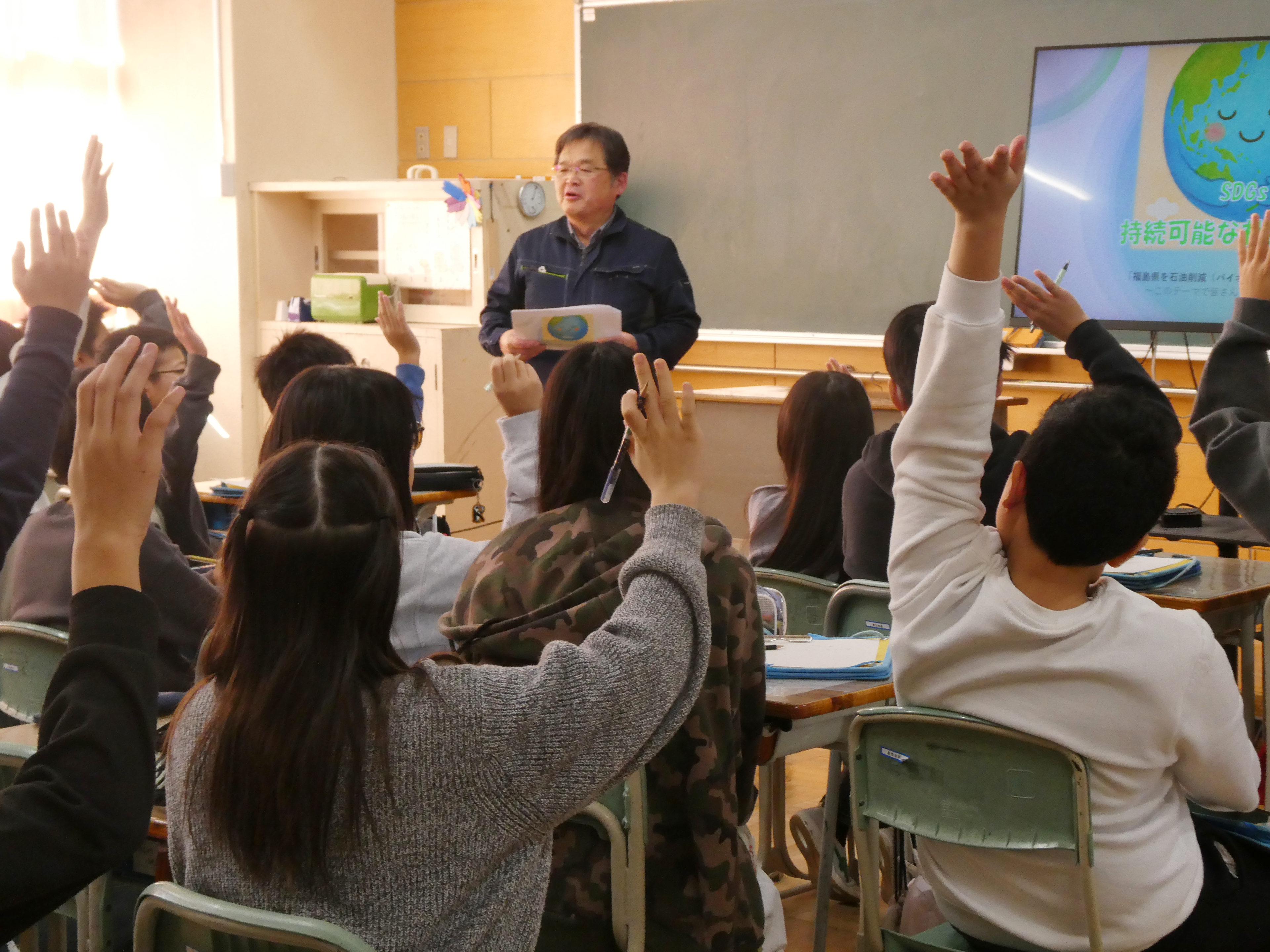 【実施レポート】明健小学校でバイオマスプラスチックの出前講座を開催!地域と繋がる「縁」と環境教育のアイキャッチ画像